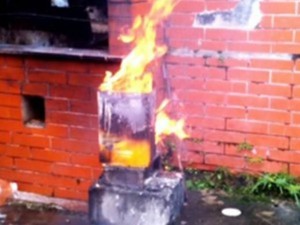 Foto mostra fogo encontrado na casa de praia do publicitário (Foto: Reprodução/TV Globo) 